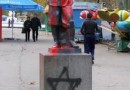 В Севастополе истукан юного Ленина нарядили в костюм красного зайца
