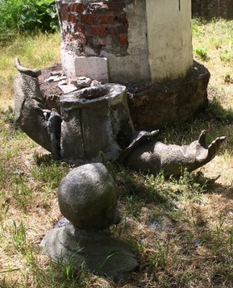 Памятник Дзержинскому в Крыму раскрошили кувалдой