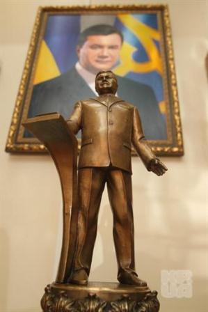 Януковичу дарят статуэтки и пасхальные яйца
