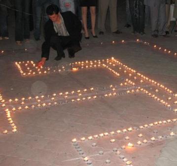 Крымские татары зажигают свечи в день памяти жертв депортации