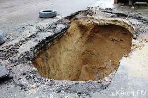 В очередной раз на улице Горького в Керчи проваливается дорога
