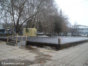 Ледовый каток перед Дворцом пионеров закрыли