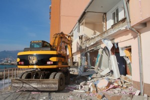 Незаконно построенные двухэтажные апартаменты в Ялте демонстративно снесли