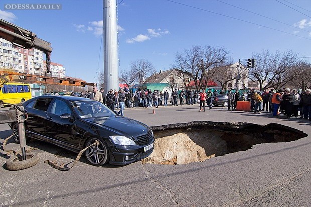 Провал на трассе в Одессе (фото - Odessa Daily)