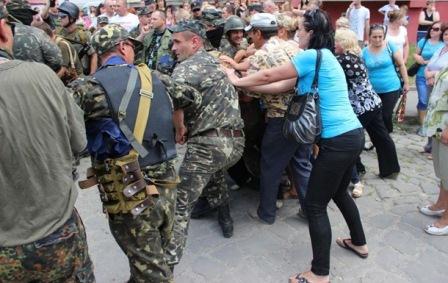 В Тернополе военкомы и милиция окружили для вручения повесток местный торговый центр, люди начали паниковать. Фото: За збручем
